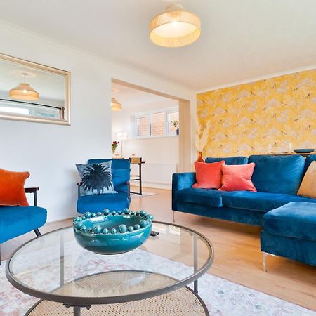 Stylish 4 Bedroom Spacious Retreat With Parking - Sleeps 10 - Families & Contractors Canterbury Esterno foto
