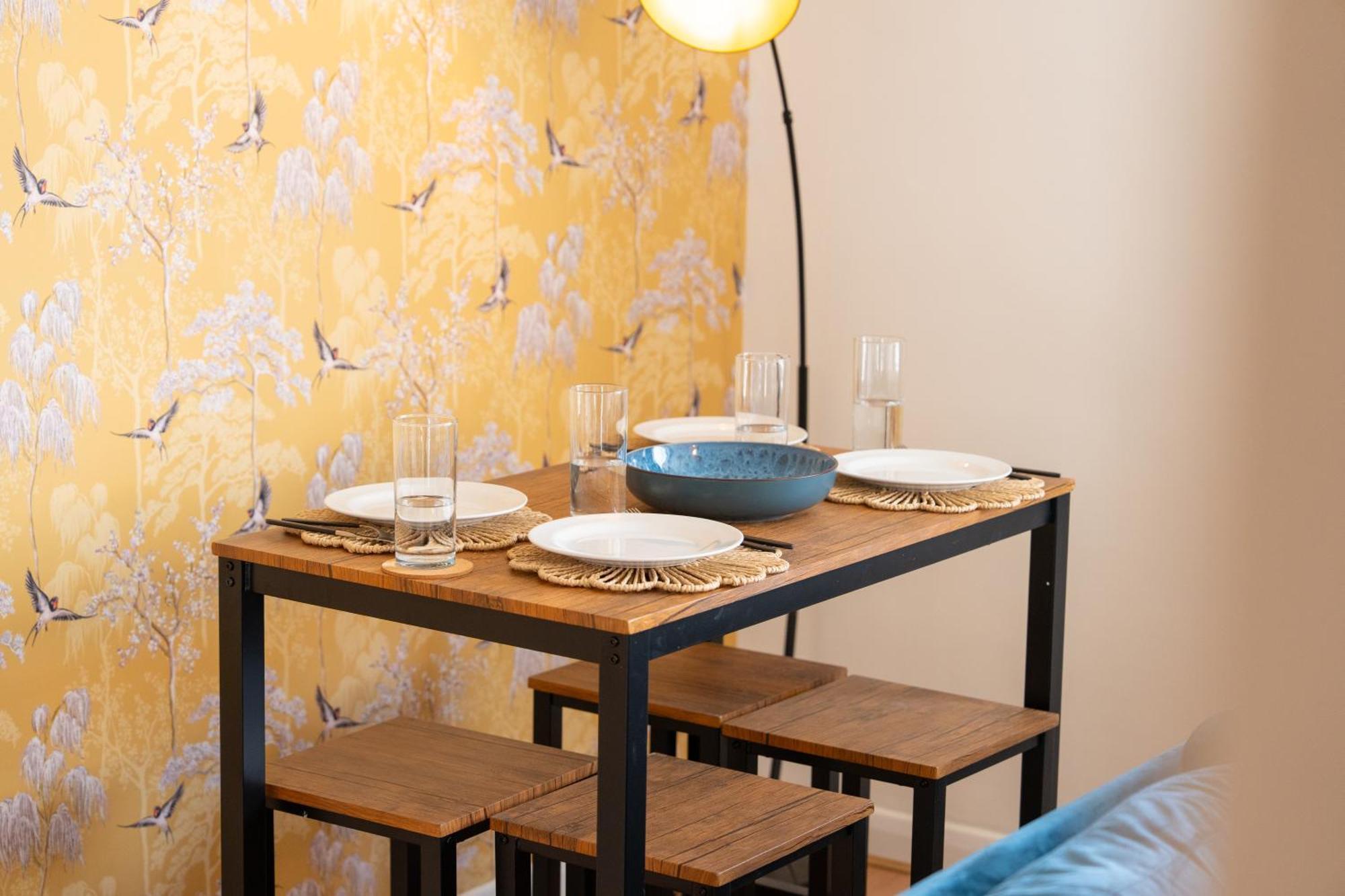 Stylish 4 Bedroom Spacious Retreat With Parking - Sleeps 10 - Families & Contractors Canterbury Esterno foto