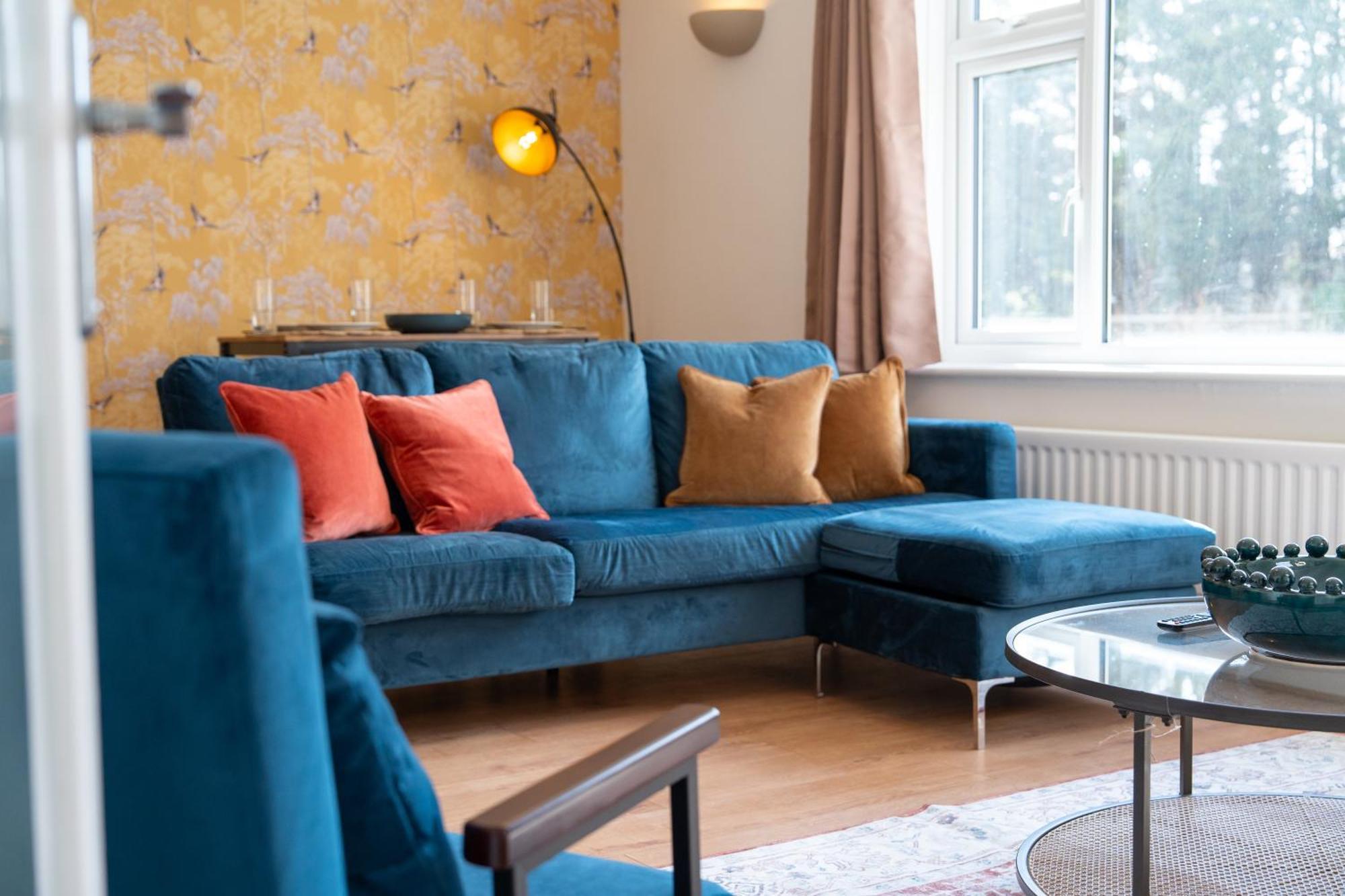 Stylish 4 Bedroom Spacious Retreat With Parking - Sleeps 10 - Families & Contractors Canterbury Esterno foto