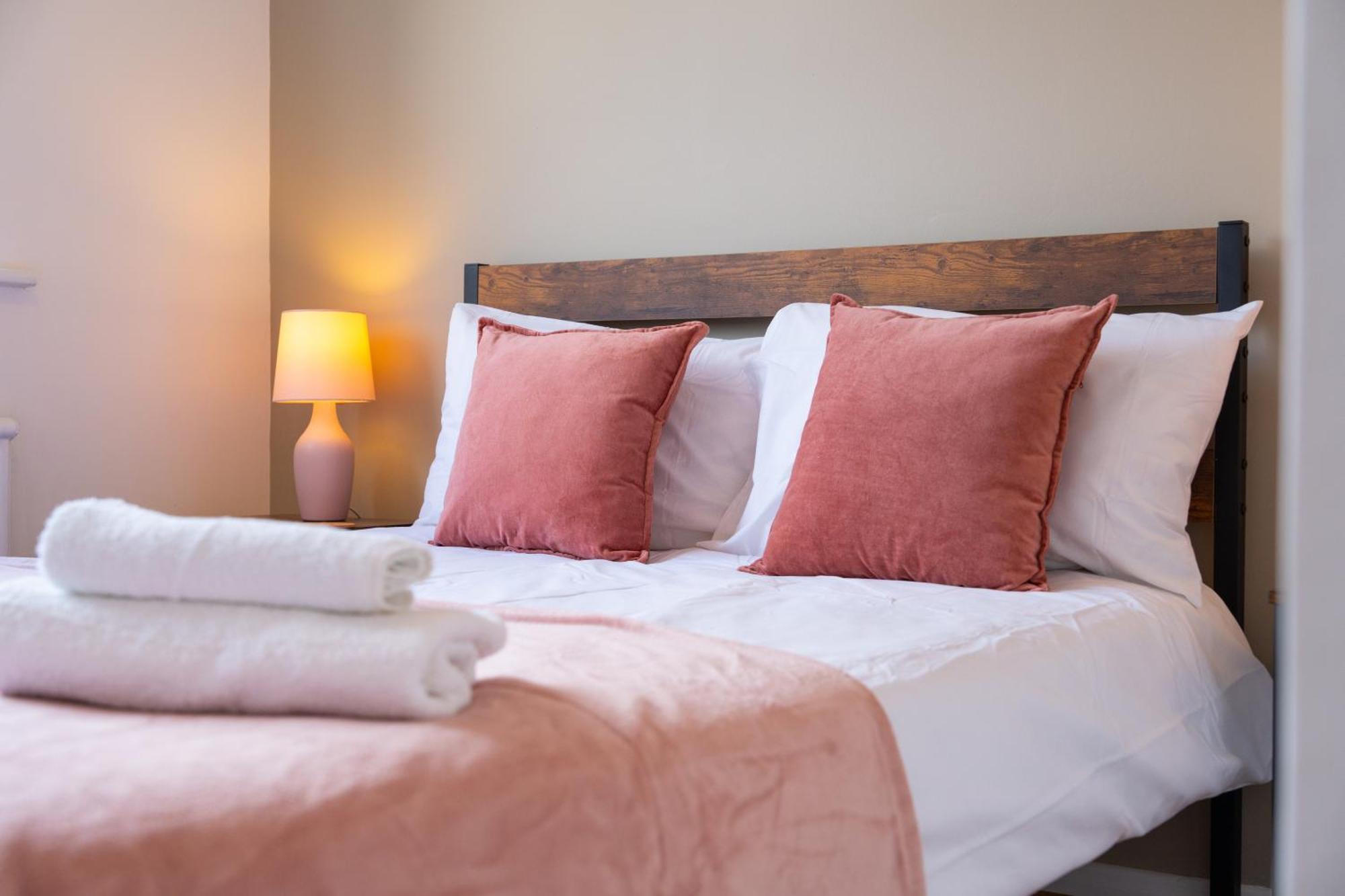 Stylish 4 Bedroom Spacious Retreat With Parking - Sleeps 10 - Families & Contractors Canterbury Esterno foto