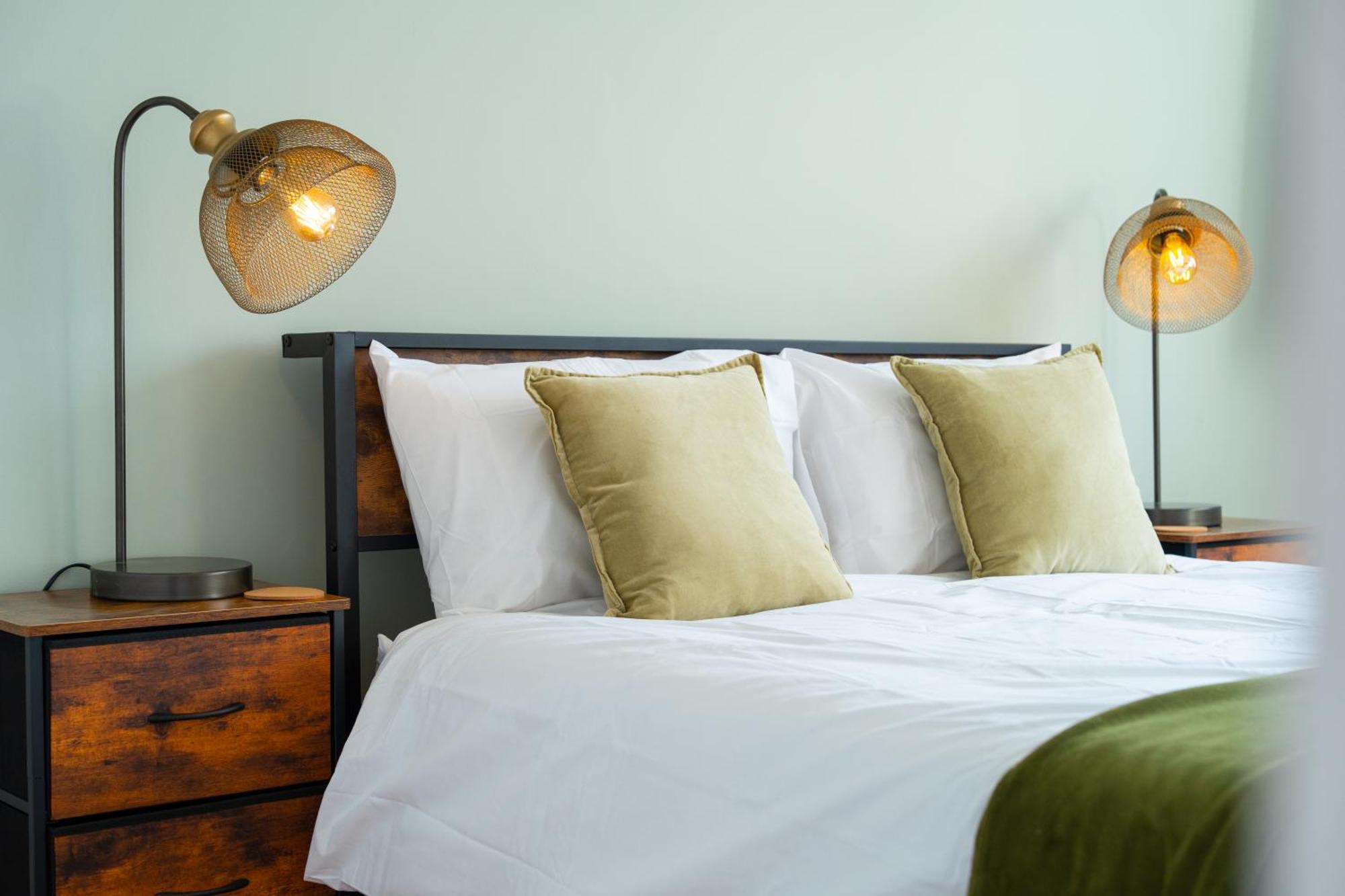 Stylish 4 Bedroom Spacious Retreat With Parking - Sleeps 10 - Families & Contractors Canterbury Esterno foto