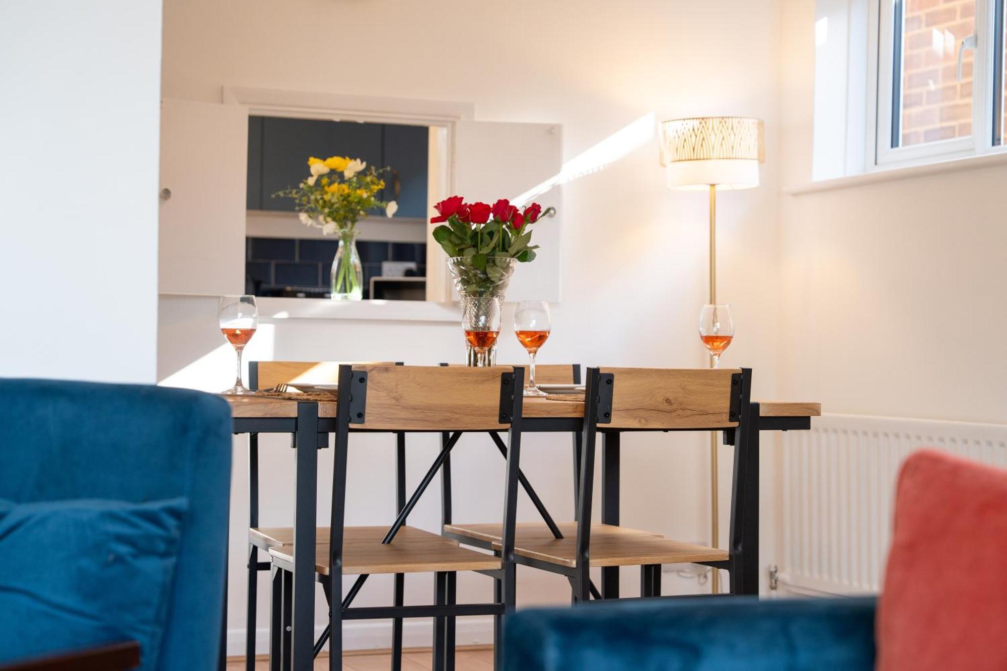 Stylish 4 Bedroom Spacious Retreat With Parking - Sleeps 10 - Families & Contractors Canterbury Esterno foto