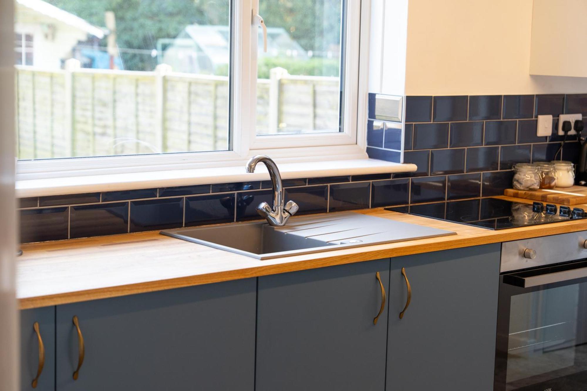Stylish 4 Bedroom Spacious Retreat With Parking - Sleeps 10 - Families & Contractors Canterbury Esterno foto