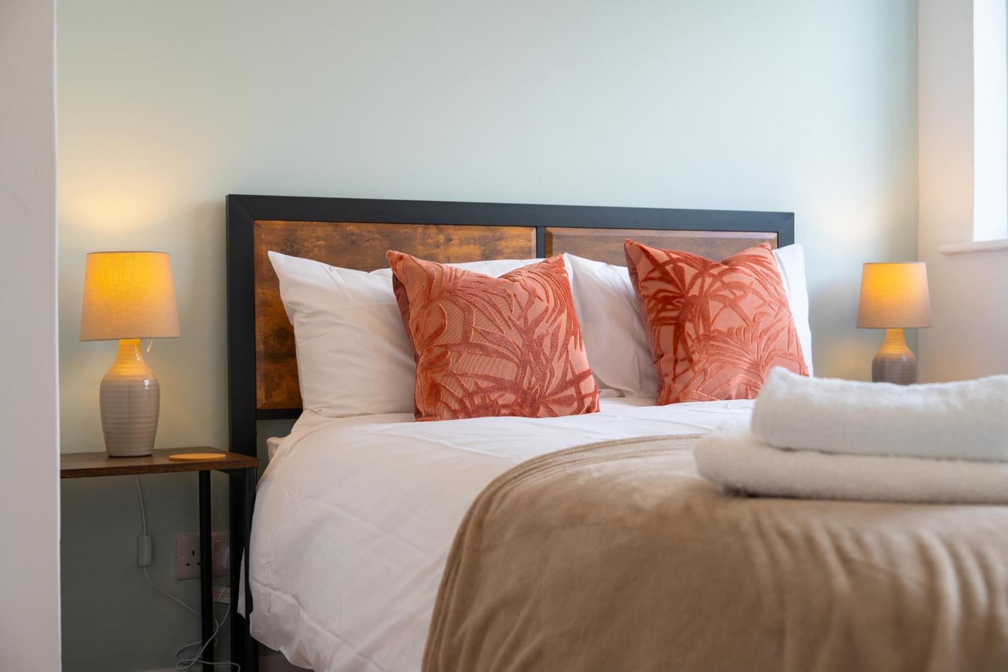 Stylish 4 Bedroom Spacious Retreat With Parking - Sleeps 10 - Families & Contractors Canterbury Esterno foto