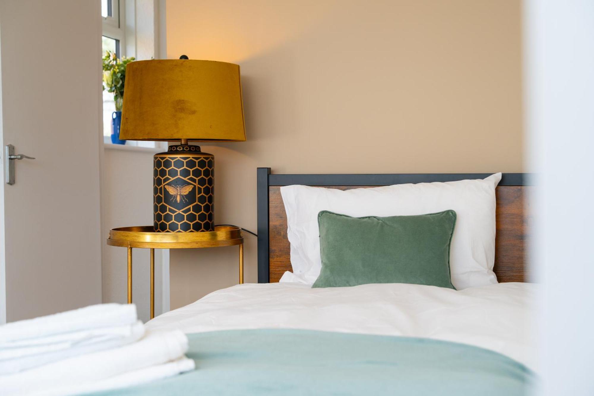 Stylish 4 Bedroom Spacious Retreat With Parking - Sleeps 10 - Families & Contractors Canterbury Esterno foto