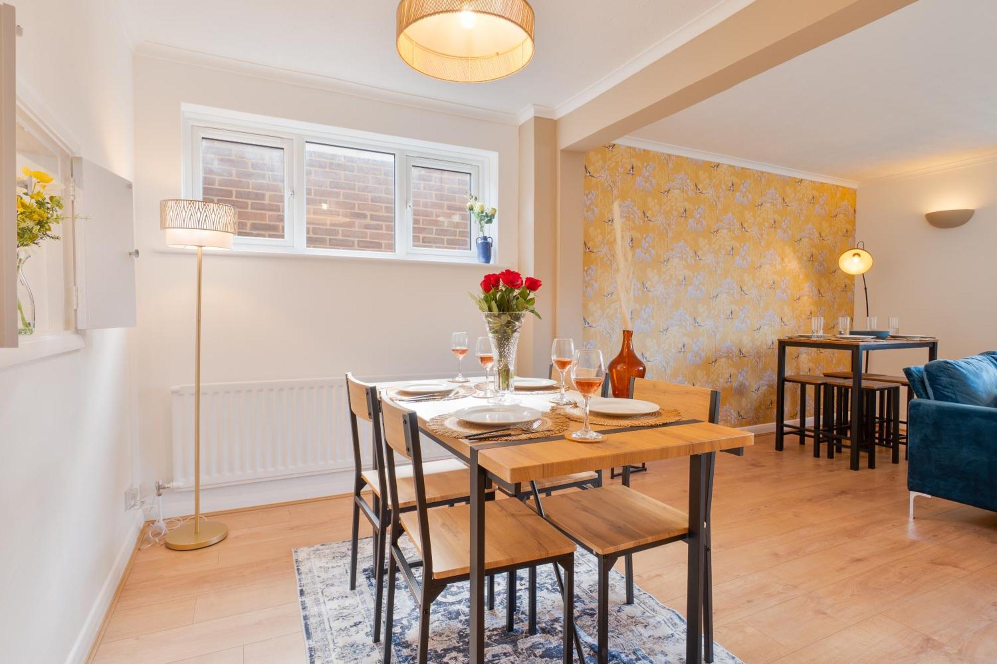 Stylish 4 Bedroom Spacious Retreat With Parking - Sleeps 10 - Families & Contractors Canterbury Esterno foto