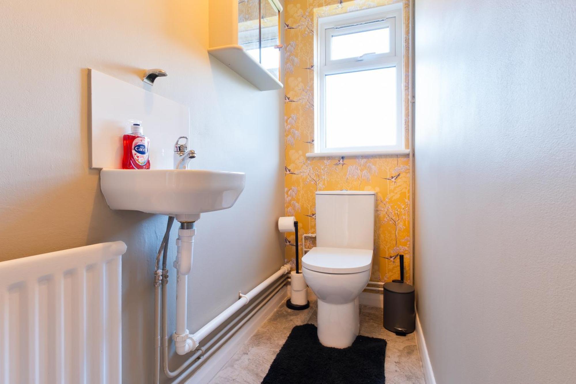 Stylish 4 Bedroom Spacious Retreat With Parking - Sleeps 10 - Families & Contractors Canterbury Esterno foto