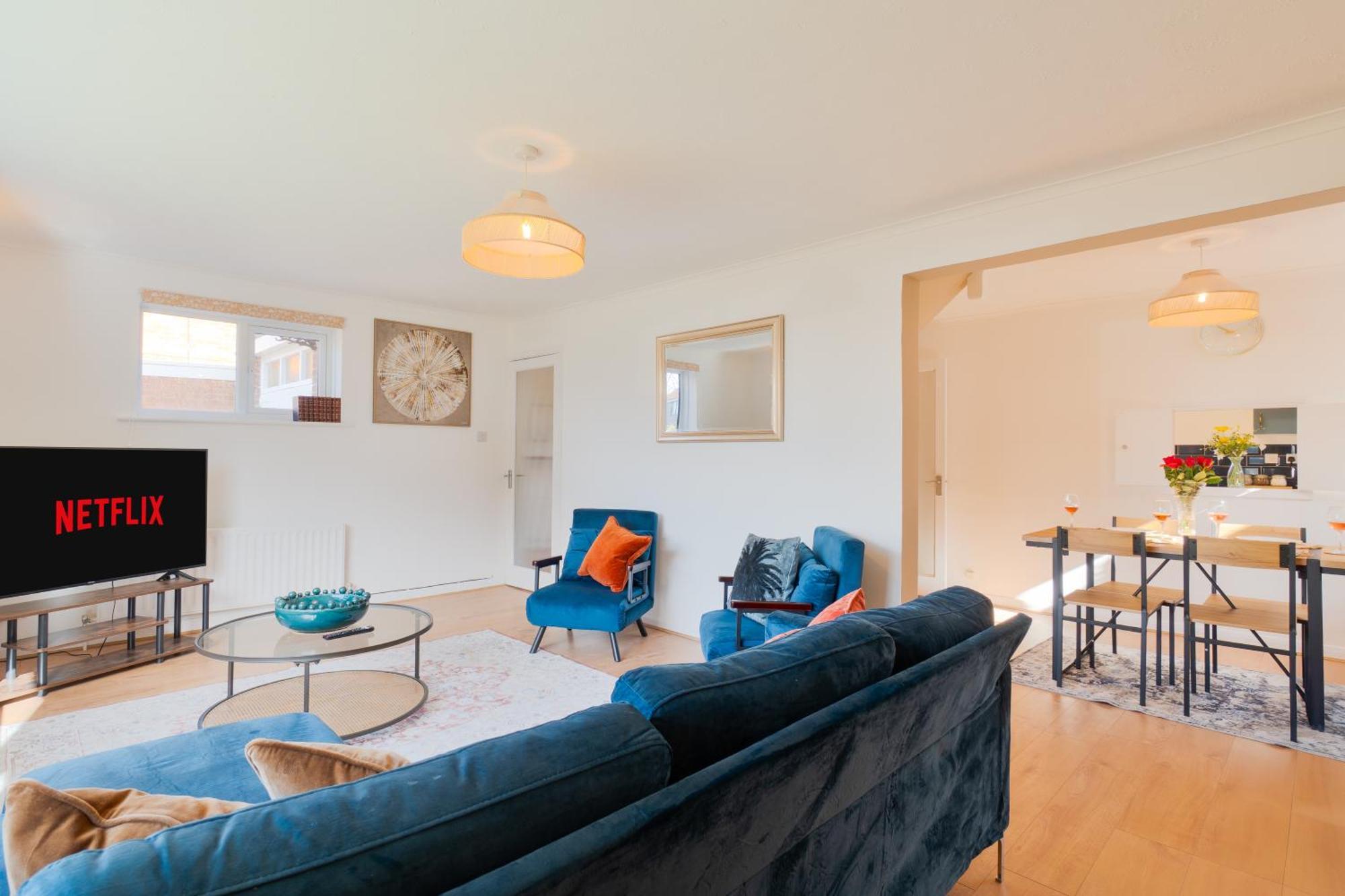 Stylish 4 Bedroom Spacious Retreat With Parking - Sleeps 10 - Families & Contractors Canterbury Esterno foto