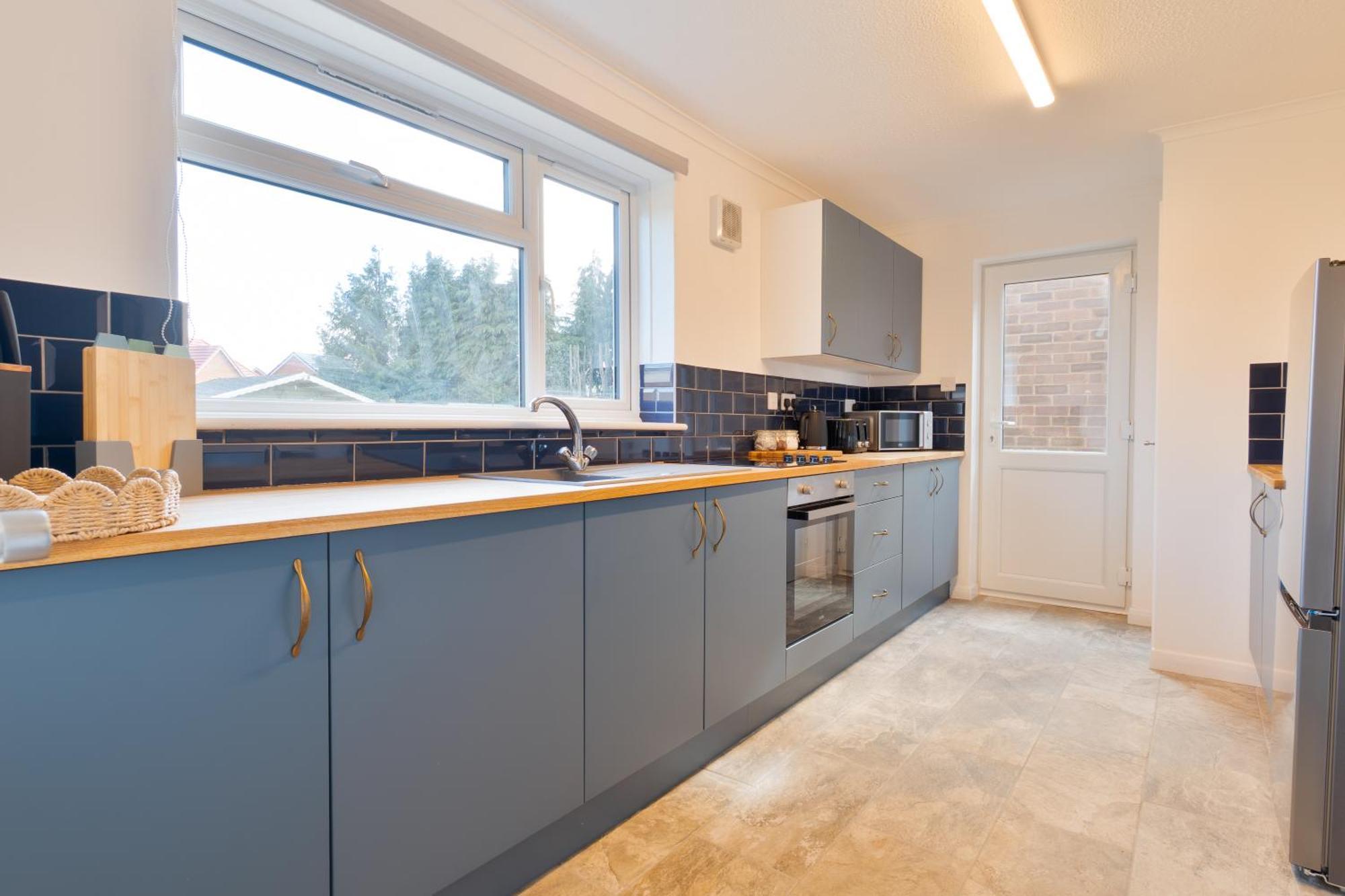 Stylish 4 Bedroom Spacious Retreat With Parking - Sleeps 10 - Families & Contractors Canterbury Esterno foto