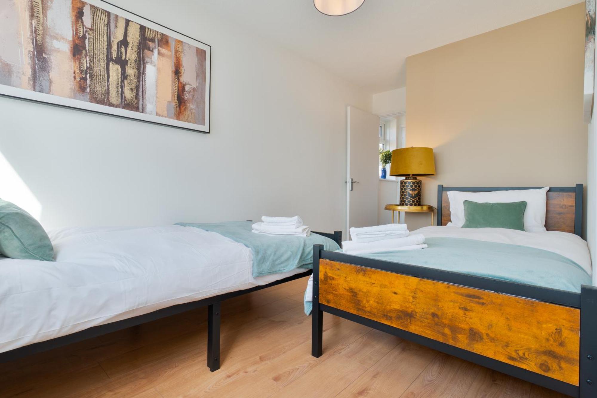 Stylish 4 Bedroom Spacious Retreat With Parking - Sleeps 10 - Families & Contractors Canterbury Esterno foto