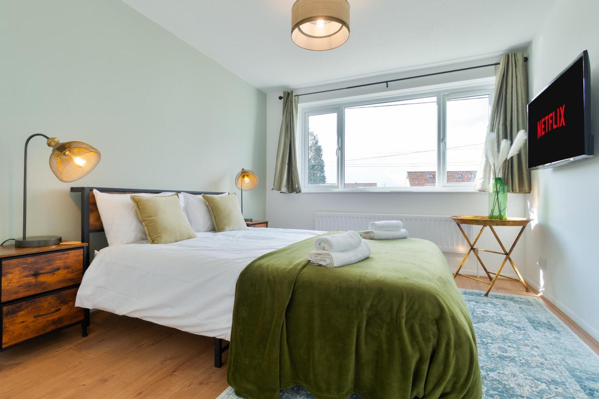 Stylish 4 Bedroom Spacious Retreat With Parking - Sleeps 10 - Families & Contractors Canterbury Esterno foto