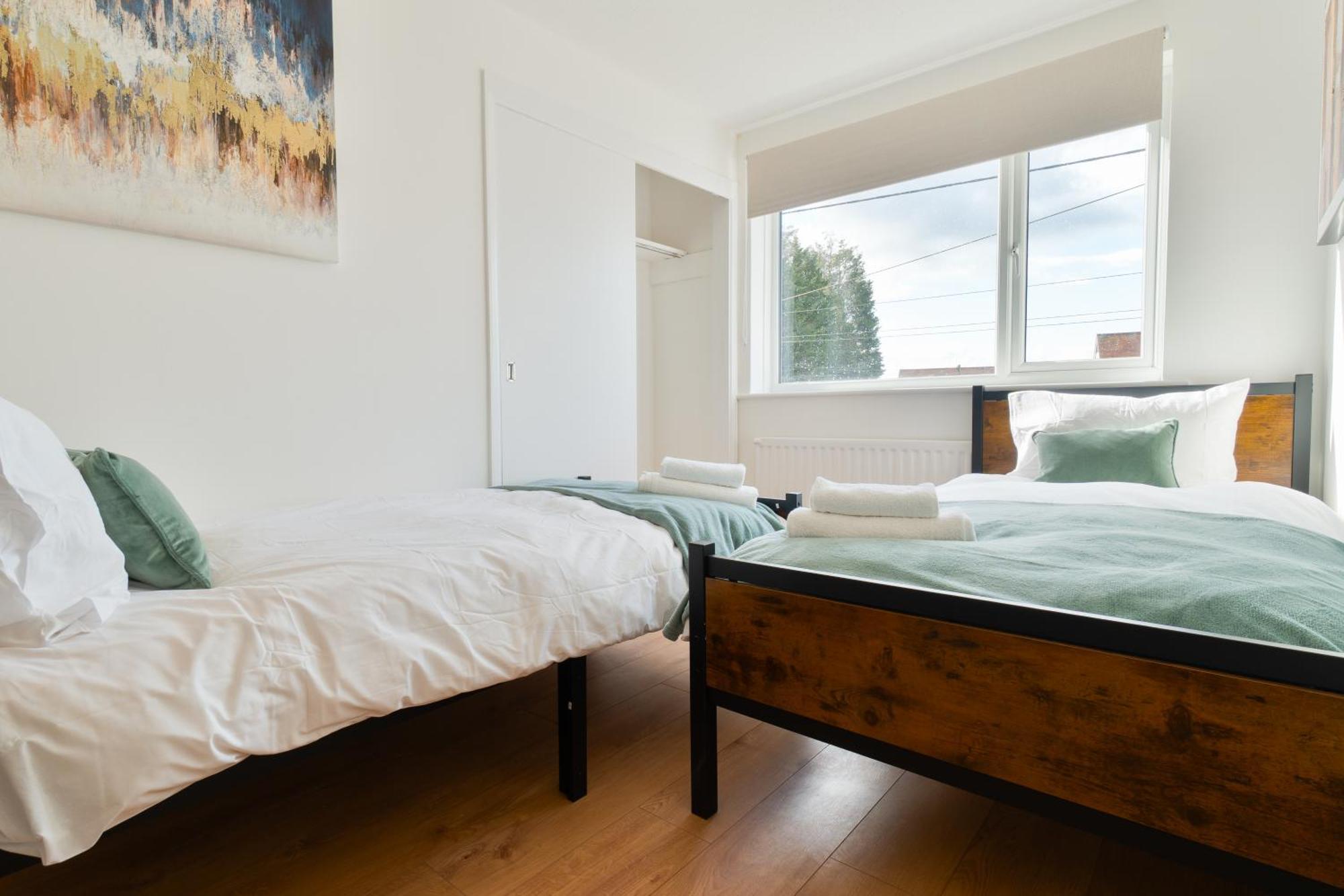 Stylish 4 Bedroom Spacious Retreat With Parking - Sleeps 10 - Families & Contractors Canterbury Esterno foto