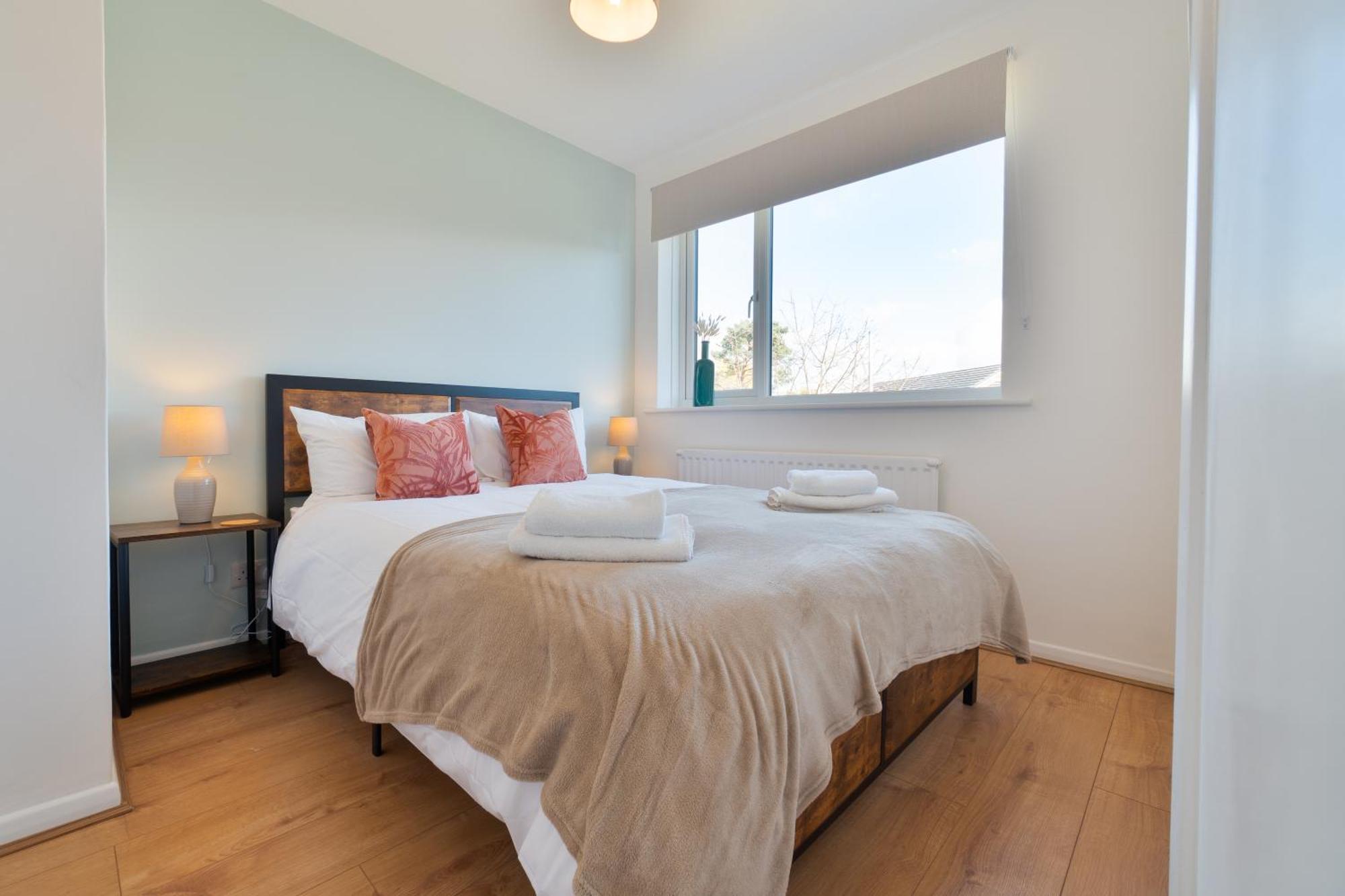 Stylish 4 Bedroom Spacious Retreat With Parking - Sleeps 10 - Families & Contractors Canterbury Esterno foto