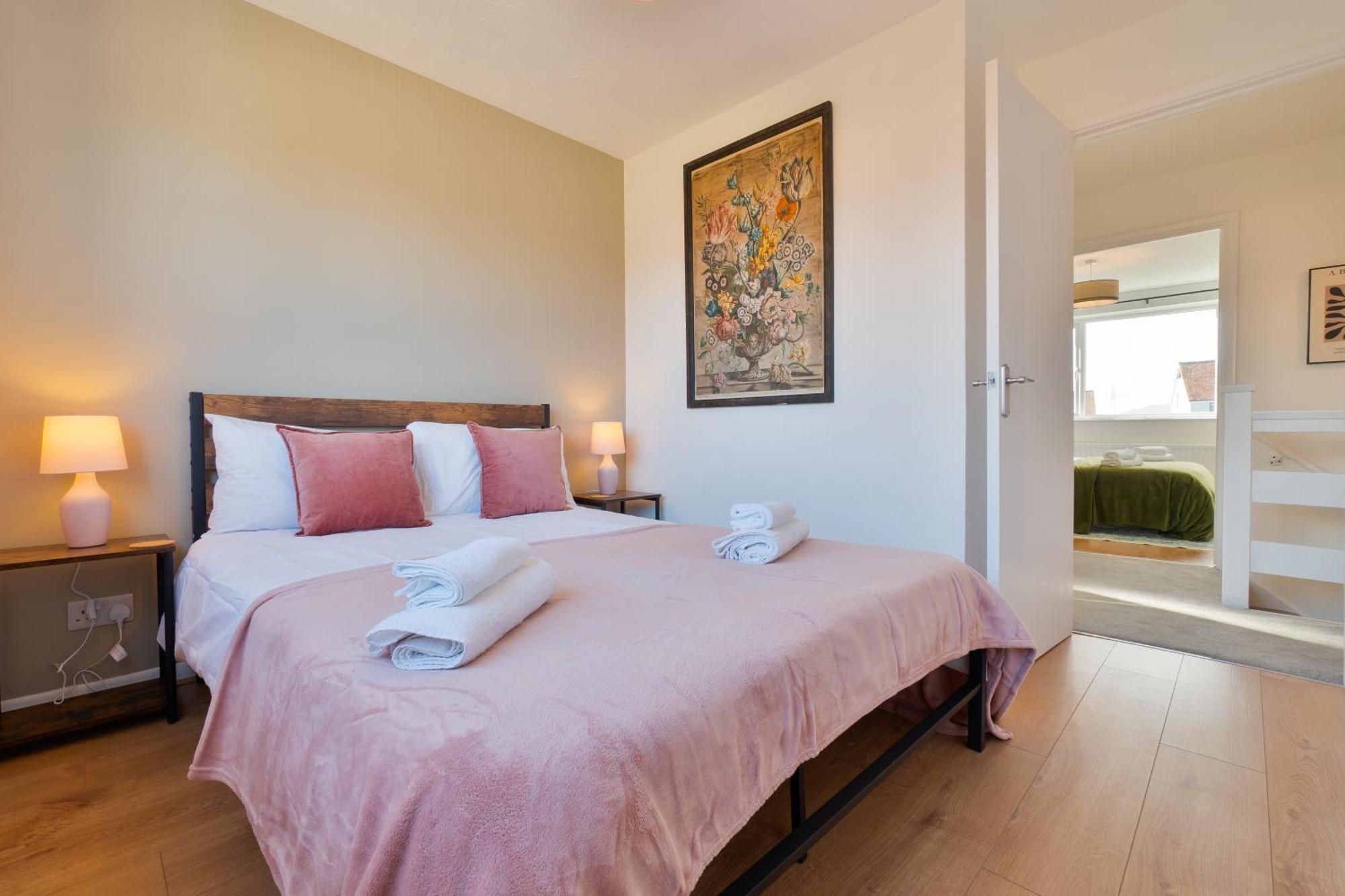Stylish 4 Bedroom Spacious Retreat With Parking - Sleeps 10 - Families & Contractors Canterbury Esterno foto
