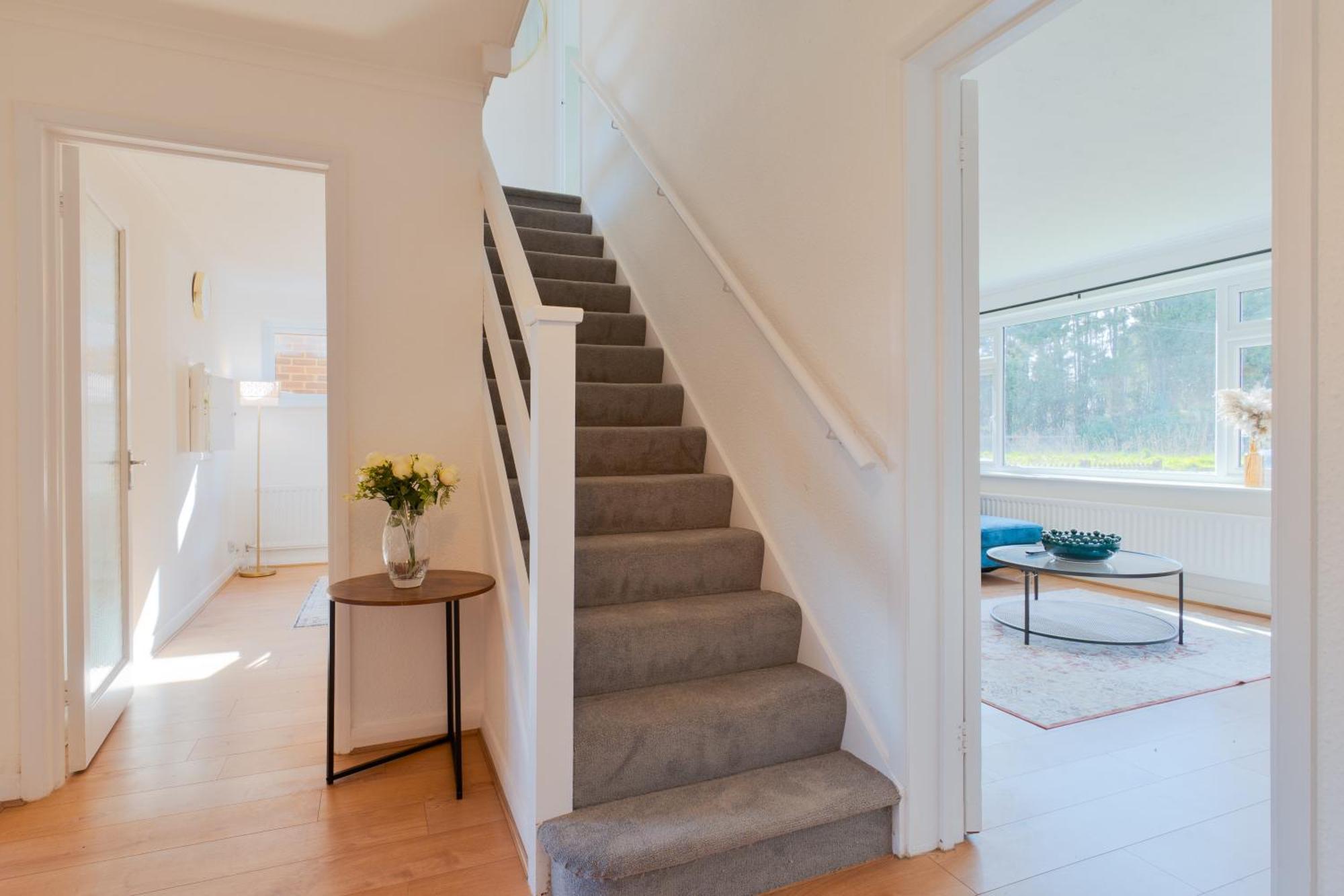 Stylish 4 Bedroom Spacious Retreat With Parking - Sleeps 10 - Families & Contractors Canterbury Esterno foto