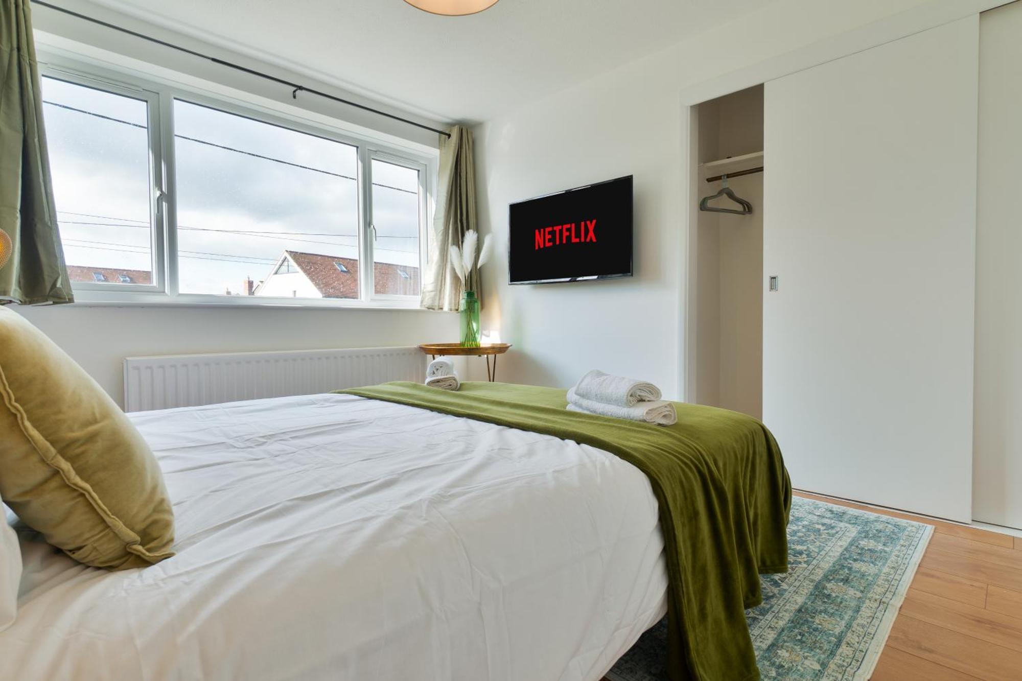 Stylish 4 Bedroom Spacious Retreat With Parking - Sleeps 10 - Families & Contractors Canterbury Esterno foto