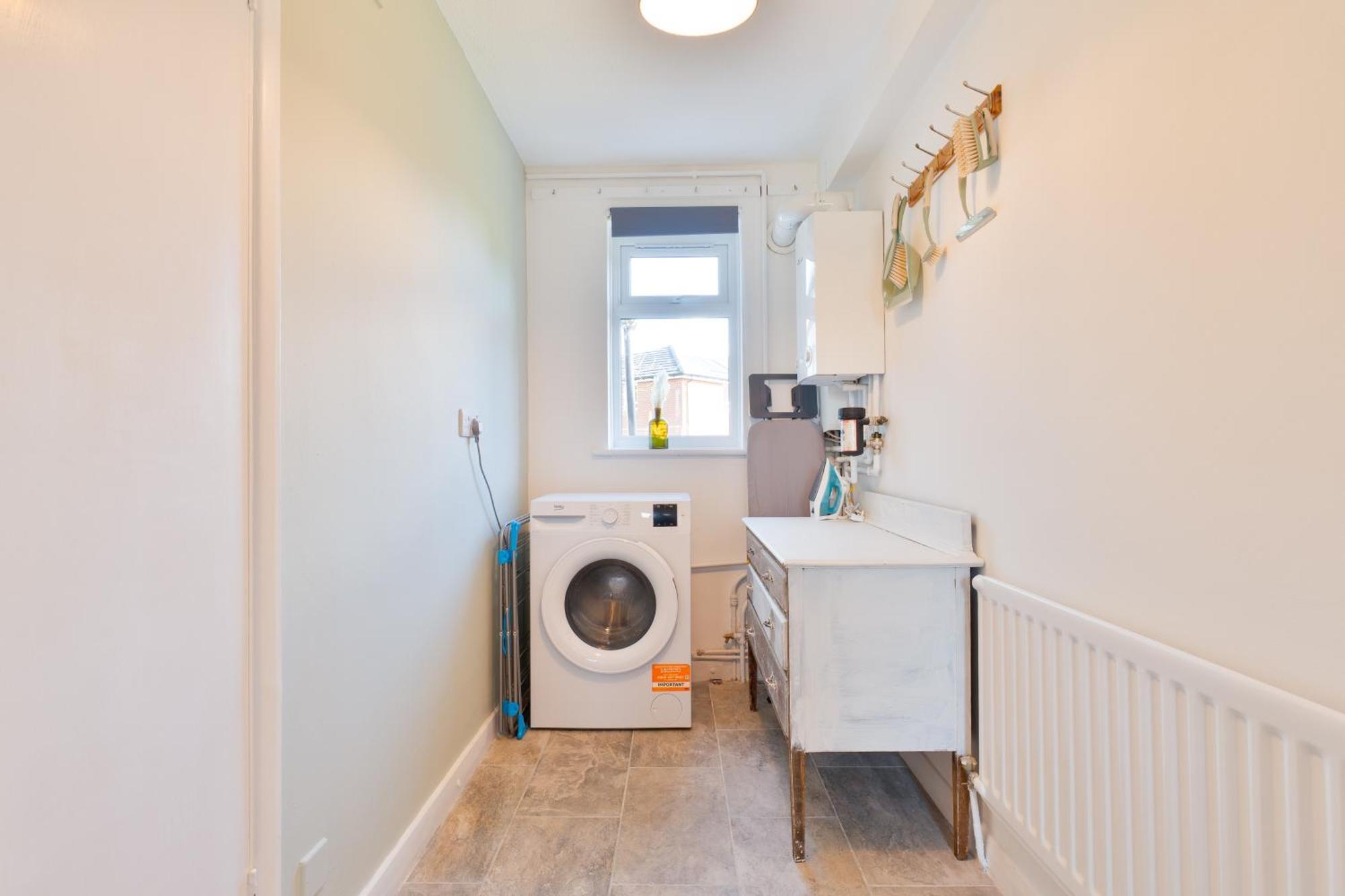 Stylish 4 Bedroom Spacious Retreat With Parking - Sleeps 10 - Families & Contractors Canterbury Esterno foto