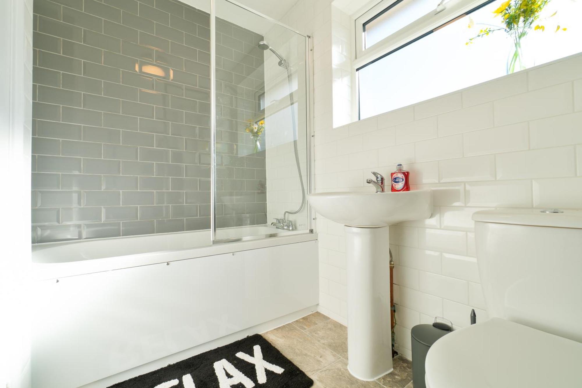 Stylish 4 Bedroom Spacious Retreat With Parking - Sleeps 10 - Families & Contractors Canterbury Esterno foto