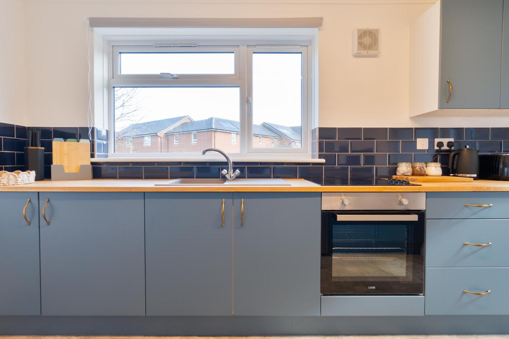 Stylish 4 Bedroom Spacious Retreat With Parking - Sleeps 10 - Families & Contractors Canterbury Esterno foto